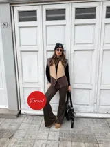Pantalón estilo oxford de tiro alto con estampado animal print tipo leopardo en tonos marrones y negros, confeccionado en viscosa.