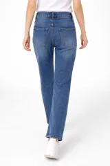 Pantalon de jean de corte recto y tiro medio, con diseño clásico de cinco bolsillos y cierre frontal con botón y cremallera.