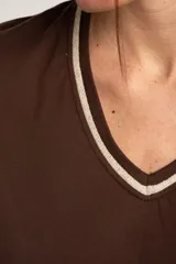 Remera de algodón peinado color marfil, de manga corta y corte al cuerpo, con escote en V ribeteado con hilo dorado.