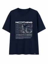 Remera de algodón color azul marino con estampa gráfica frontal en color blanco que incluye texto, diseño abstracto y código de barras.