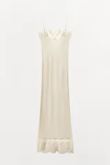 Vestido midi tipo lencero de viscosa, color beige, con escote recto, tirantes finos y detalles de encaje a tono en el escote y el ruedo.
