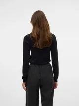 Sweater de punto con cuello alto y mangas largas, de diseño ajustado con puños acanalados y sutil acabado brillante integrado en el tejido.