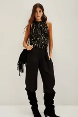 Top sin mangas de cuello alto con frunces, confeccionado en tela negra con estampado de cebra en hilo metalizado. Posee forro interior.