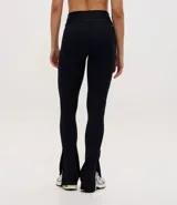 Pantalón deportivo tipo legging flare de tiro alto, confeccionado en microfibra con abertura lateral en el ruedo.