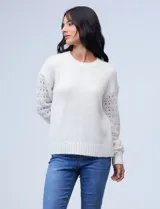 Buzo de lana color gris con mangas caladas.