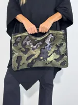 Bolso de mano tipo clutch color azul con lentejuelas negras.