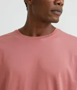 Remera de manga corta y cuello redondo, confeccionada en algodón peruano de alta calidad. Presenta un diseño liso y corte cómodo, ideal para uso diario.