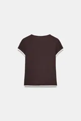 Camiseta de corte slim fit, color verde militar, con cuello redondo y manga corta. Presenta vivos de contraste blancos en el ruedo de las mangas y en el bajo.