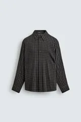 Camisa de corte relaxed fit de mezcla de viscosa, con estampado a cuadros en tonos oscuros, cuello camisero y manga larga con puños abotonados.