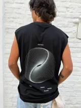 Musculosa negra de corte holgado con hombros caídos, estampado gráfico abstracto en espiral en la espalda con la palabra "OSTEN" arriba y las palabras "DEEP", "ENERGY", "MINDSET", "BALANCE" debajo.