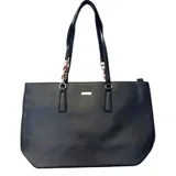 Cartera tipo tote de color negro, con diseño minimalista, doble asa de hombro con detalles de eslabones metálicos y placa decorativa plateada en el frente.