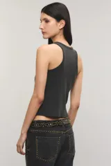 Musculosa gris oscuro de morley, con escote redondo, sisas cavadas y calce ajustado. Presenta la frase "HOT MESS" formada por tachas doradas en el frente y detalles de tachas a lo largo de los laterales.