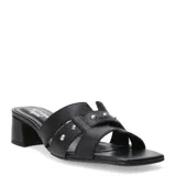 Sandalias tipo zueco de cuero negro con taco cuadrado bajo, puntera cuadrada y tiras anchas decoradas con tachas metálicas plateadas.