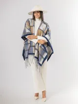 Ruana abierta con diseño de cuadros en tonos azul, beige y blanco, con terminación de flecos en el ruedo.