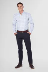 Pantalón de gabardina color marrón claro, corte slim fit, con bolsillos laterales y traseros. Se ajusta a la cintura con cinturón de cuero marrón.