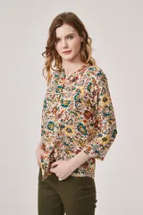 Camisa de manga 3/4 con estampado floral multicolor, cuello mao y corte holgado.