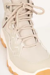 Botas tipo hiking color verde oliva, de gamuza y nylon, con suela con relieve y cordones a tono. Son acolchonadas por dentro, lo que proporciona comodidad y abrigo.