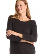 Buzo de tejido fino en color negro, con cuello redondo decorado con apliques de strass. Presenta mangas tres cuartos con puños acanalados y aberturas laterales en el ruedo.