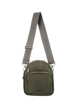 Bandolera de lona color verde militar, con compartimento principal y bolsillo frontal con cierre. Incluye correa regulable con logo de la marca estampado.
