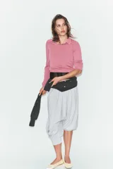 Polo de punto liso color azul marino, con cuello polo, manga larga y botones frontales.