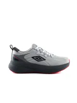 Championes deportivos Umbro Cirov de hombre, color gris con entresuela gris oscura, suela roja y detalles en negro. Confeccionados con capellada de malla transpirable y cordones tono sobre tono.