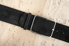 Cinto ancho de cuero gamuzado color negro con hebilla cuadrada plateada.