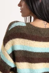 Buzo tejido de calce relajado con diseño de rayas horizontales en tonos marrón, crema y celeste. Presenta cuello redondo, mangas largas y terminaciones acanaladas en puños y cintura.