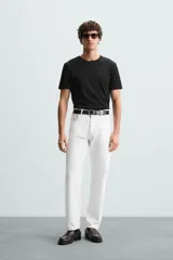 Camiseta slim fit de manga corta y cuello redondo, confeccionada en tejido de algodón con elasticidad.