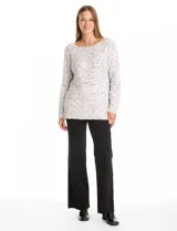 Buzo de chenille con textura jaspeada, cuello bote y manga larga. Presenta un diseño de tejido acanalado con aberturas laterales en el ruedo.