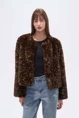 Chaqueta corta de piel sintética con estampado animal (leopardo/jaguar) en tonos marrones y negros. Tiene cuello redondo y corte holgado.