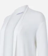 Cardigan de punto color blanco con detalles en negro en los bordes de los bolsillos, puños y ruedo. Presenta un diseño abierto, corte alargado y mangas largas.