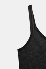 Musculosa de punto rib color gris oscuro, de corte slim fit con escote redondo y tirantes finos.