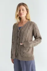 Cardigan de tejido de punto con diseño de ochos, escote en V, cierre frontal con botones y bolsillos delanteros. Presenta una silueta relajada y mangas largas.