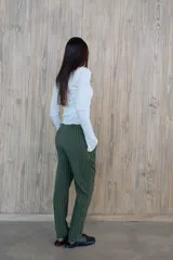 Pantalón de vestir color crema con raya diplomática vertical, corte recto y tiro medio.