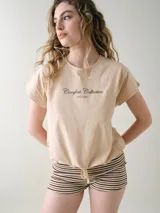 Remera para dormir de manga corta dolman, de algodón rojo con estampado frontal que dice 'Comfort Collective SINCE 2001', escote redondo y bajo ajustable con cordón.