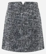 Minifalda gris con textura tweed, corte recto y detalle de botones decorativos en el lateral.