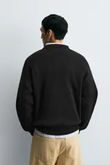 Jersey de corte relajado confeccionado en tejido de algodón. Presenta cuello redondo, manga larga y acabados en rib en puños, cuello y bajo.