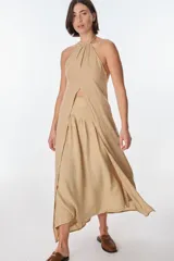 Top largo marrón con breteles finos ajustables y tajo frontal. Confeccionado en lino italiano.