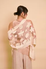 Pañuelo de organza color beige con aplicaciones florales bordadas.