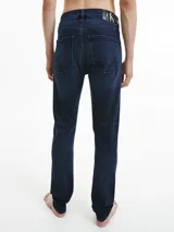 Jeans skinny de denim azul oscuro, tiro bajo, con cinco bolsillos y cierre de cremallera. Confeccionado con algodón reciclado y elastano.