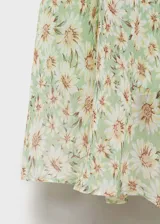 Falda midi de corte evasé con estampado floral sobre fondo verde. Presenta cintura elástica y diseño fluido en tejido de gasa con forro interior.