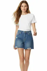 Short de jean de tiro alto con diseño de cinco bolsillos, detalles de roturas y ruedo desflecado.