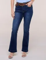 Jean elastizado de tiro alto y pierna semi-oxford, color azul, con diseño clásico de cinco bolsillos y dobladillo en el ruedo. Incluye un cinturón trenzado de cuerina marrón con hebilla metálica dorada.