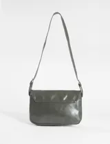 Bandolera de cuero vegano color verde oliva, con tapa frontal decorada con cuatro hebillas metálicas plateadas. Posee correa larga ajustable para llevar al hombro o cruzada.