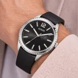 Reloj analógico Guess modelo Chip con caja de acero plateado y esfera negra con acabado texturizado. Cuenta con correa de silicona negra y movimiento de cuarzo.