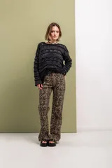 Pantalón jean con estampado animal print, corte baggy-recto tiro medio, con tajos en el interior.