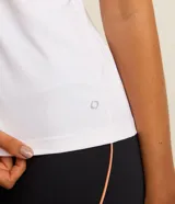 Musculosa deportiva Get Over de microfibra color blanco, con diseño estilo nadador, escote U y textura perforada.