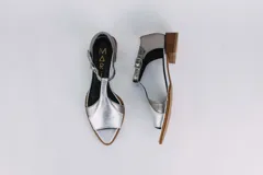 Sandalias de cuero plateadas con puntera abierta, tiras finas y tacón bajo de madera.