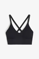 Top deportivo negro con breteles finos y espalda cruzada.