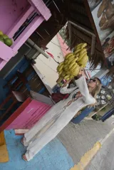 Saco largo de tejido de punto color marrón, con diseño de textura geométrica, mangas largas y cierre frontal mediante cordones ajustables.